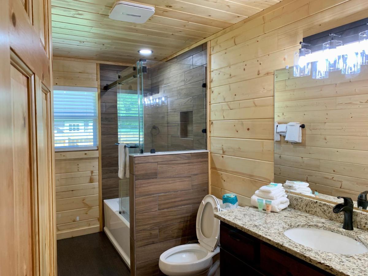 Holiday home The Brick House: Brand New! 3 Bedroom With Private Driveway
