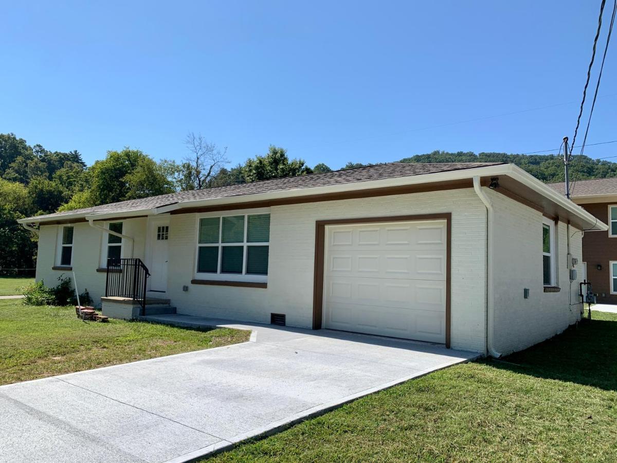 Holiday home The Brick House: Brand New! 3 Bedroom With Private Driveway